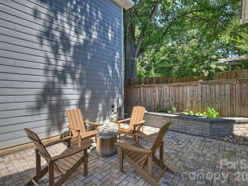 1617 Hawthorne Lane, Charlotte, NC 28205.  MLS# CAR4383885, YatesRealty ID 31657. Another great seating area