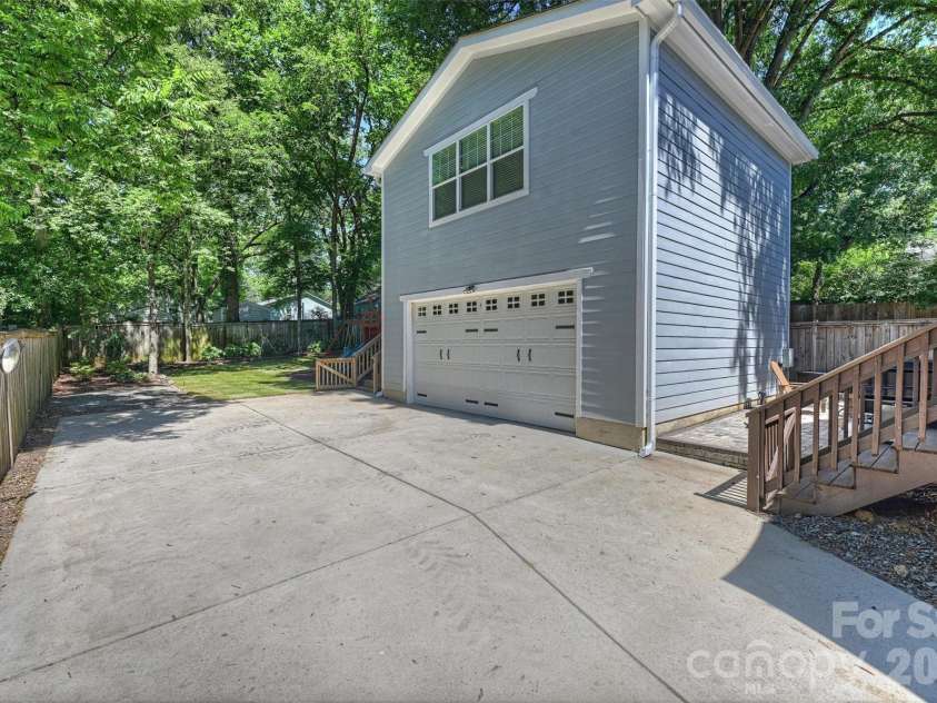 1617 Hawthorne Lane, Charlotte, NC 28205.  MLS# CAR4383885, YatesRealty ID 31657. Detached 2 car side load Garage