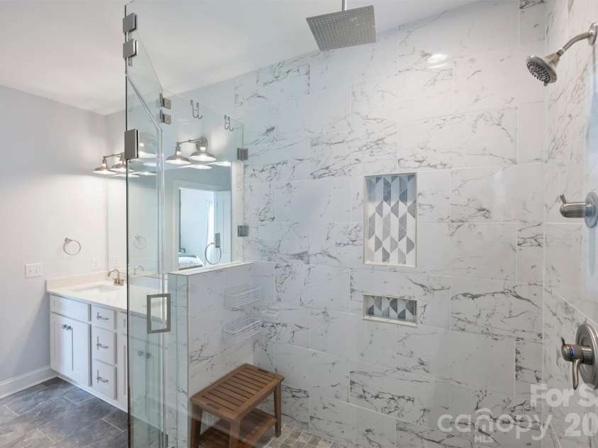 1617 Hawthorne Lane, Charlotte, NC 28205.  MLS# CAR4383885, YatesRealty ID 31657. En Suite Primary Bath