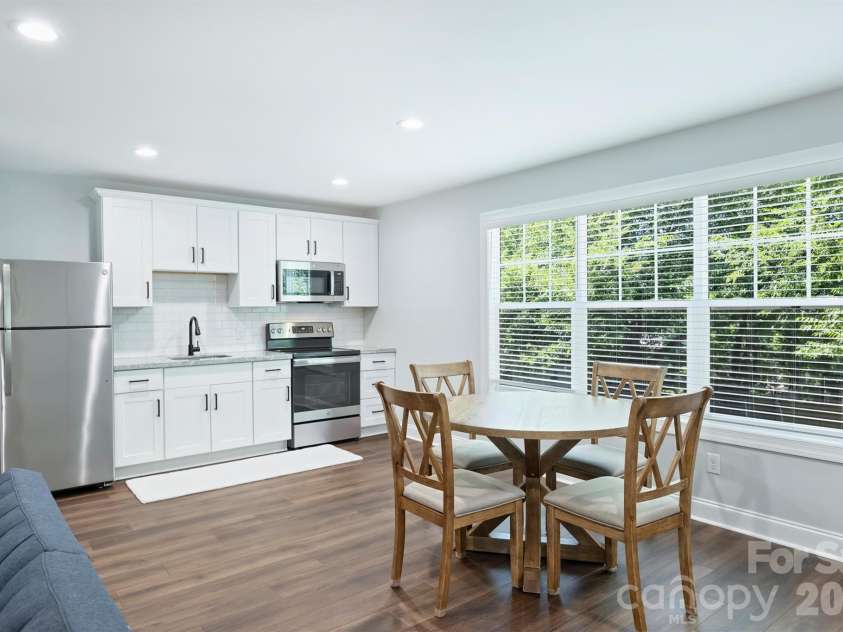 1617 Hawthorne Lane, Charlotte, NC 28205.  MLS# CAR4383885, YatesRealty ID 31657. Great full sized Kitchen
