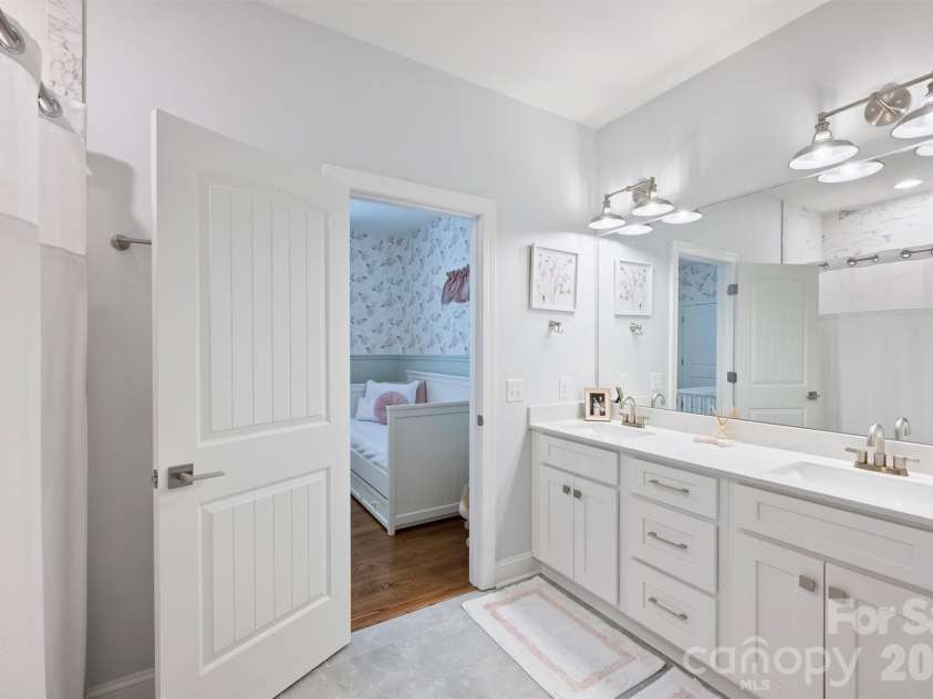 1617 Hawthorne Lane, Charlotte, NC 28205.  MLS# CAR4383885, YatesRealty ID 31657. Jack & Jill Bathroom