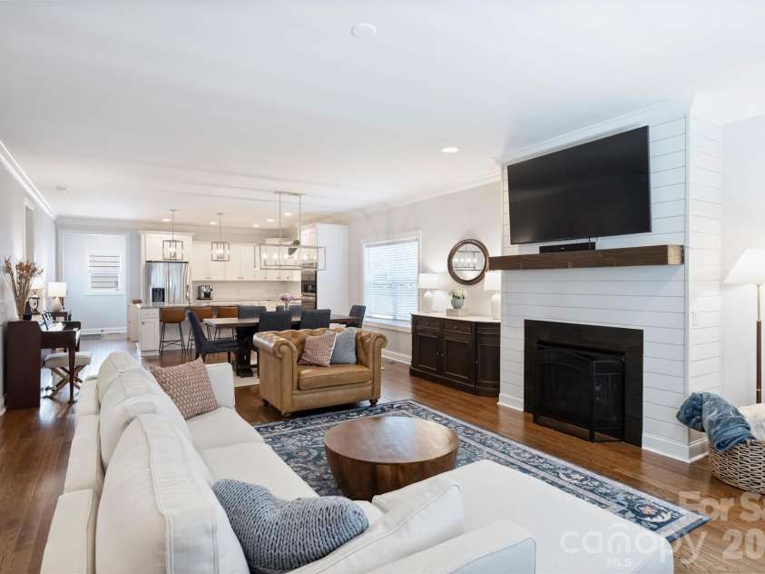 1617 Hawthorne Lane, Charlotte, NC 28205.  MLS# CAR4383885, YatesRealty ID 31657. Open concept