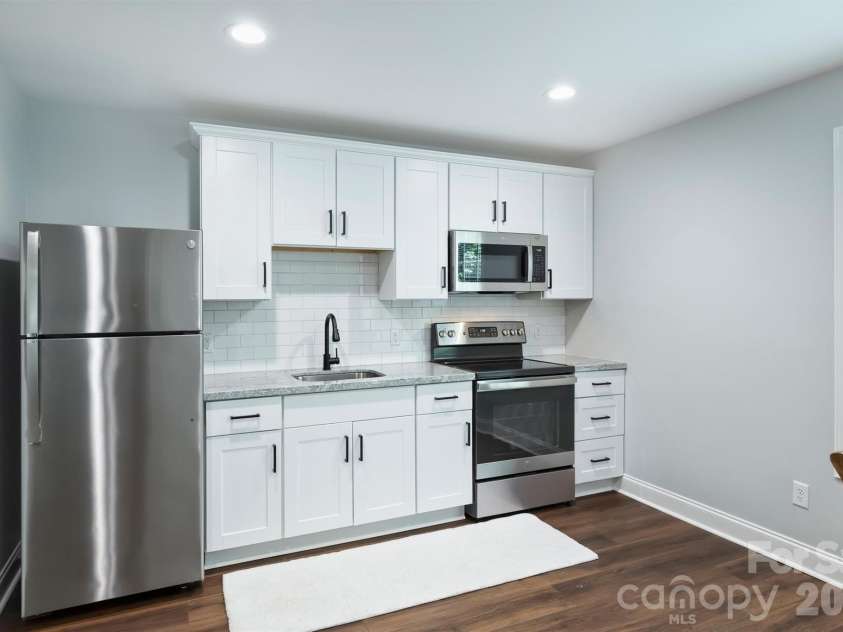 1617 Hawthorne Lane, Charlotte, NC 28205.  MLS# CAR4383885, YatesRealty ID 31657. SS Appliances