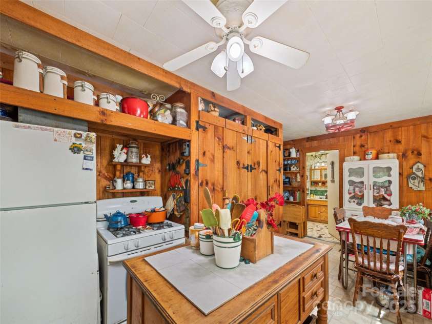 4828 Max Patch Road, Clyde, NC 28721.  MLS# CAR4289952, YatesRealty ID 31657. 