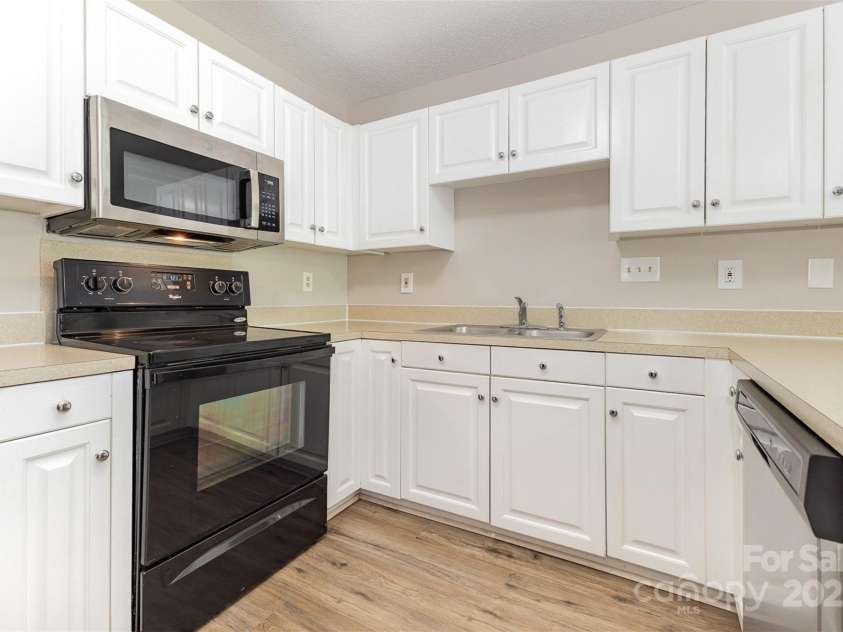 6603 Brenock Lane, Charlotte, NC 28269.  MLS# CAR4273571, YatesRealty ID 31661. 