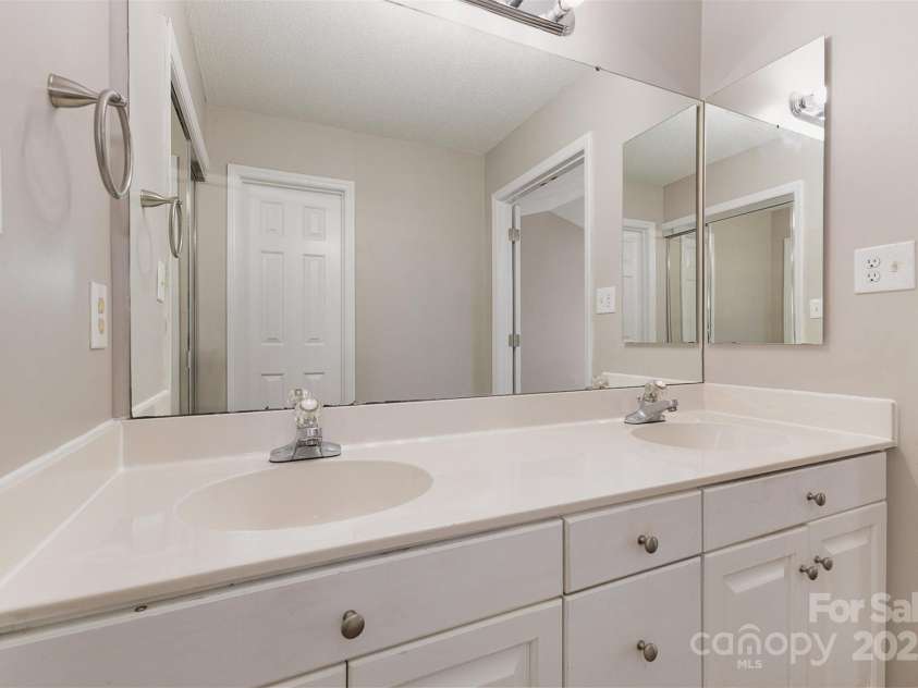 6603 Brenock Lane, Charlotte, NC 28269.  MLS# CAR4273571, YatesRealty ID 31661. 