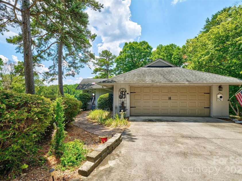 17 Heritage Drive, Lake Wylie, SC 29710.  MLS# CAR4276829, YatesRealty ID 31664. 2 car attached side load garage with zero entry