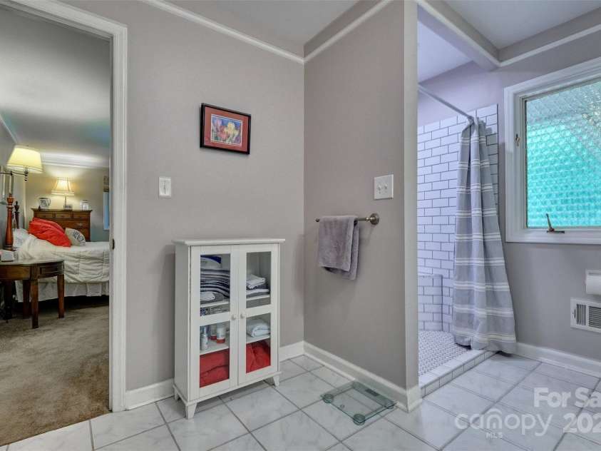 17 Heritage Drive, Lake Wylie, SC 29710.  MLS# CAR4276829, YatesRealty ID 31664. Bathroom 2