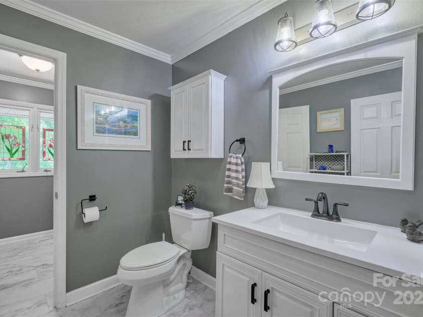 17 Heritage Drive, Lake Wylie, SC 29710.  MLS# CAR4276829, YatesRealty ID 31664. Bathroom 3