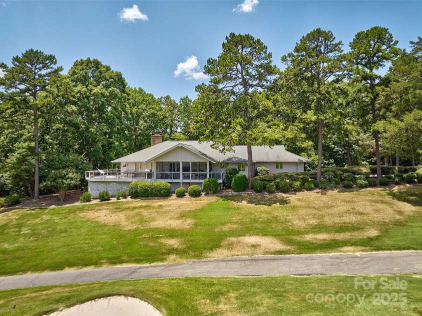17 Heritage Drive, Lake Wylie, SC 29710.  MLS# CAR4276829, YatesRealty ID 31664. Expansive golf course views