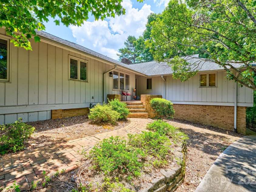 17 Heritage Drive, Lake Wylie, SC 29710.  MLS# CAR4276829, YatesRealty ID 31664. Front entrance