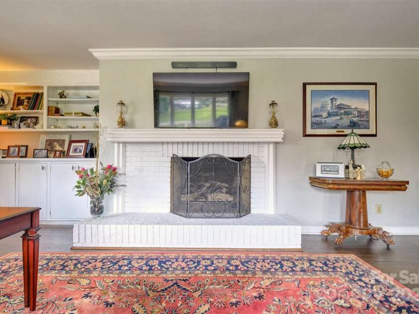 17 Heritage Drive, Lake Wylie, SC 29710.  MLS# CAR4276829, YatesRealty ID 31664. Gas fireplace