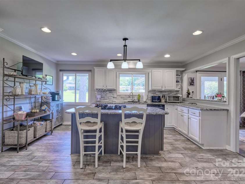 17 Heritage Drive, Lake Wylie, SC 29710.  MLS# CAR4276829, YatesRealty ID 31664. Plenty of room to entertain