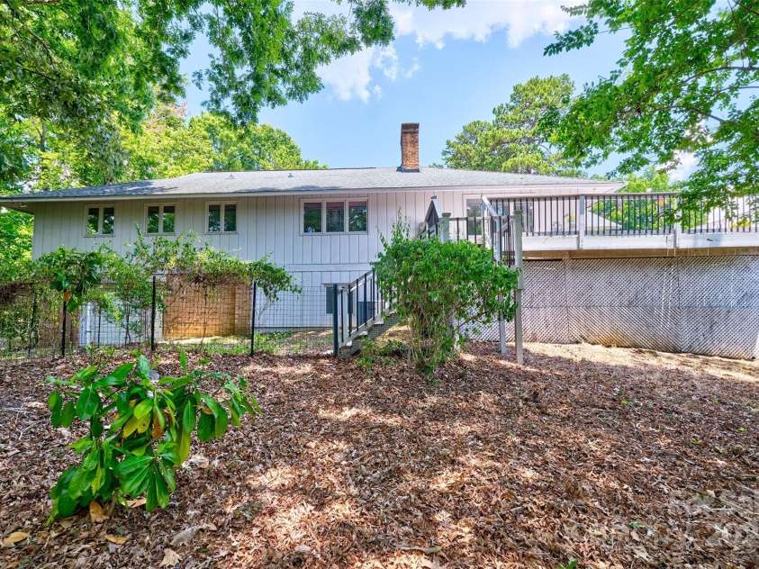 17 Heritage Drive, Lake Wylie, SC 29710.  MLS# CAR4276829, YatesRealty ID 31664. Side view of home