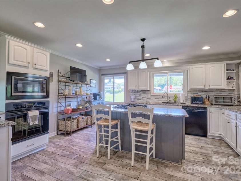 17 Heritage Drive, Lake Wylie, SC 29710.  MLS# CAR4276829, YatesRealty ID 31664. Spacious kitchen