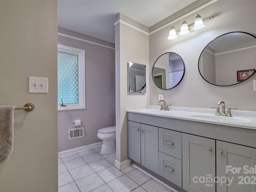 17 Heritage Drive, Lake Wylie, SC 29710.  MLS# CAR4276829, YatesRealty ID 31664. Updated bathroom 2