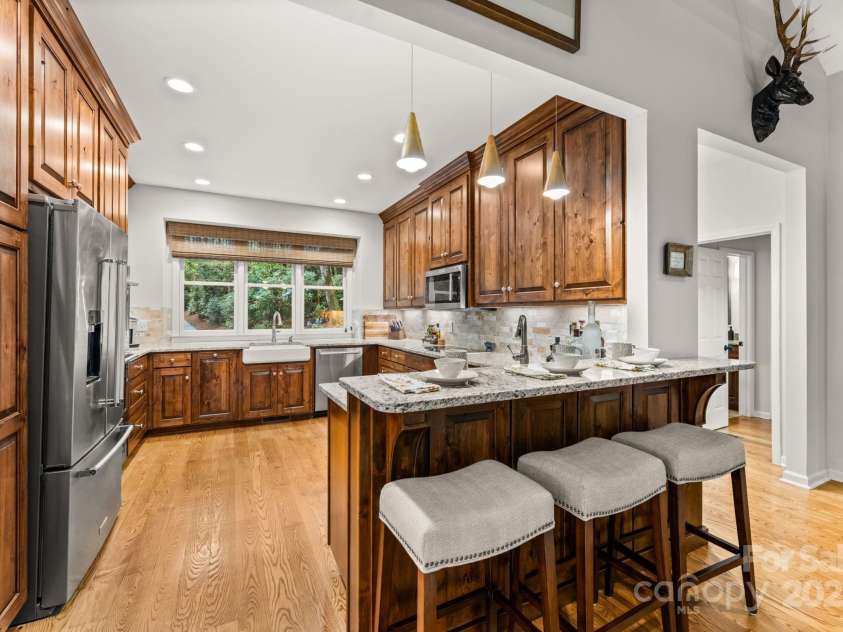 16 Hemlock Way, Highlands, NC 28741.  MLS# CAR4286772, YatesRealty ID 31668. Bright Kitchen with Stainless Appliances