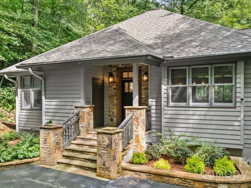 16 Hemlock Way, Highlands, NC 28741.  MLS# CAR4286772, YatesRealty ID 31668. Front Entrance