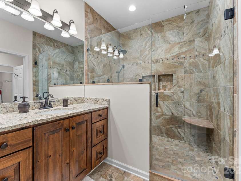 16 Hemlock Way, Highlands, NC 28741.  MLS# CAR4286772, YatesRealty ID 31668. Full Guest Bath on Lower Level