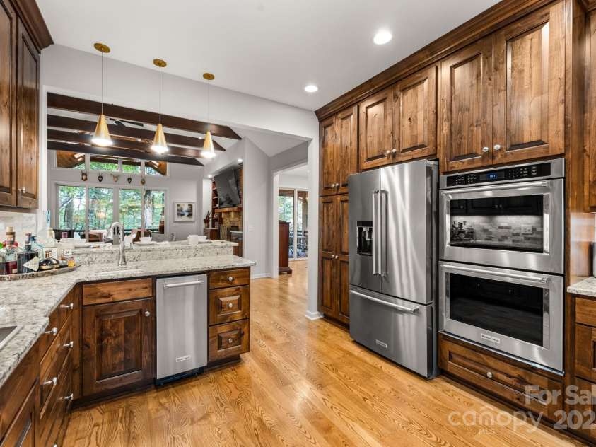 16 Hemlock Way, Highlands, NC 28741.  MLS# CAR4286772, YatesRealty ID 31668. Kitchen