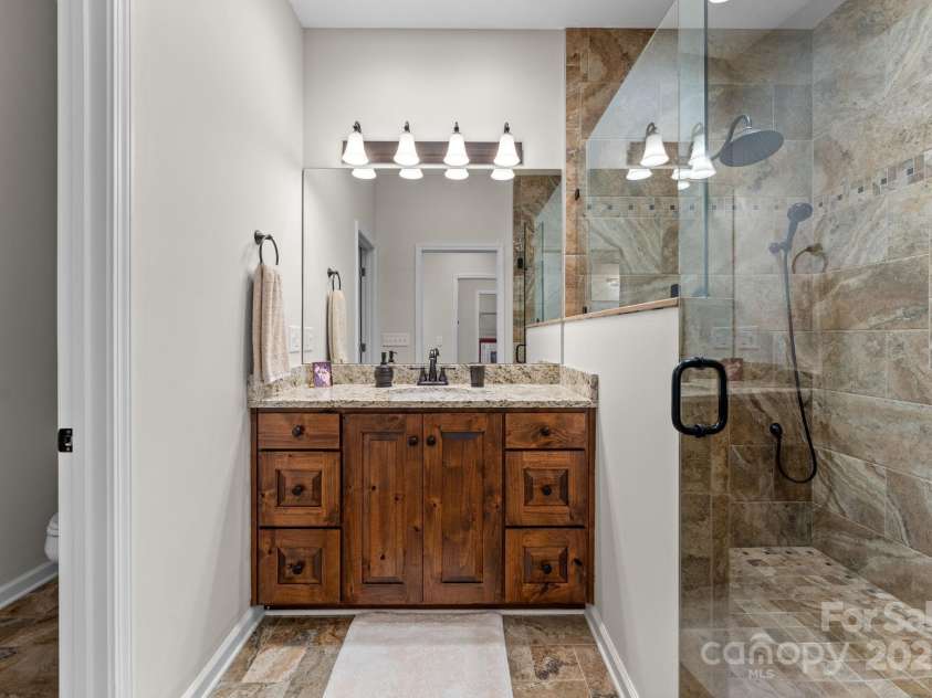 16 Hemlock Way, Highlands, NC 28741.  MLS# CAR4286772, YatesRealty ID 31668. Primary Ensuite Bath