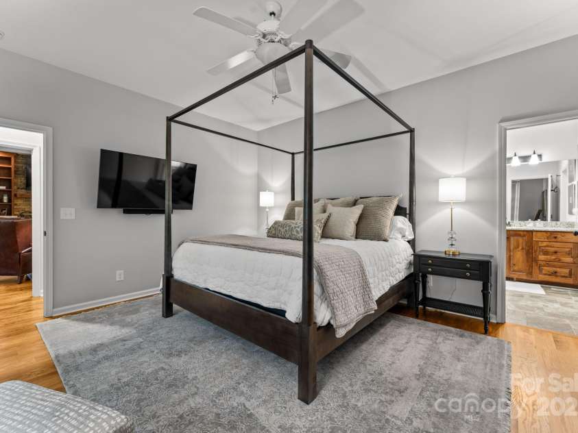 16 Hemlock Way, Highlands, NC 28741.  MLS# CAR4286772, YatesRealty ID 31668. Primary Ensuite Bedroom