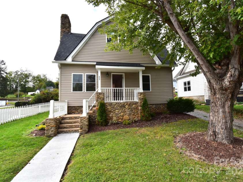 223 Main Street, Canton, NC 28716.  MLS# CAR4308024, YatesRealty ID 3167. 