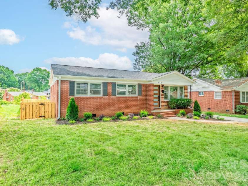 1434 Waddell Street, Charlotte, NC 28216.  MLS# CAR4392267, YatesRealty ID 31671. 