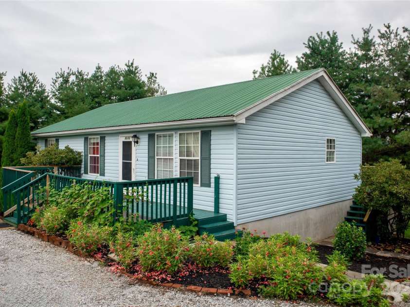 3372 Summer Road, Hendersonville, NC 28792.  MLS# CAR4287762, YatesRealty ID 31673. 