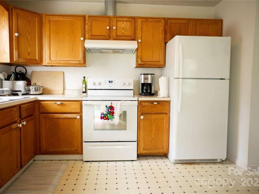 3372 Summer Road, Hendersonville, NC 28792.  MLS# CAR4287762, YatesRealty ID 31673. 