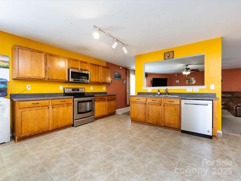 8214 Ainsworth Street, Charlotte, NC 28216.  MLS# CAR4283706, YatesRealty ID 31674. Kitchen
