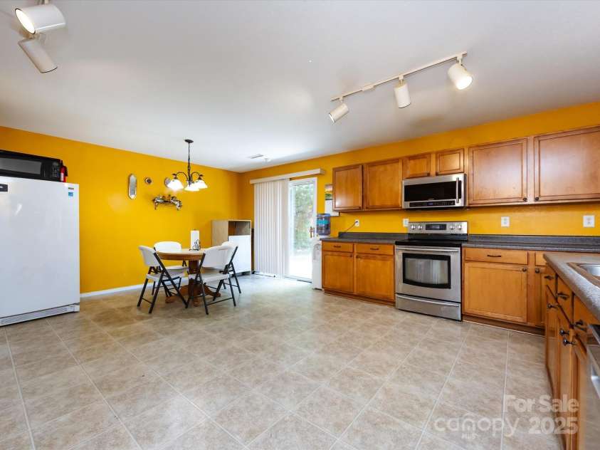 8214 Ainsworth Street, Charlotte, NC 28216.  MLS# CAR4283706, YatesRealty ID 31674. Kitchen/Breakfast Area