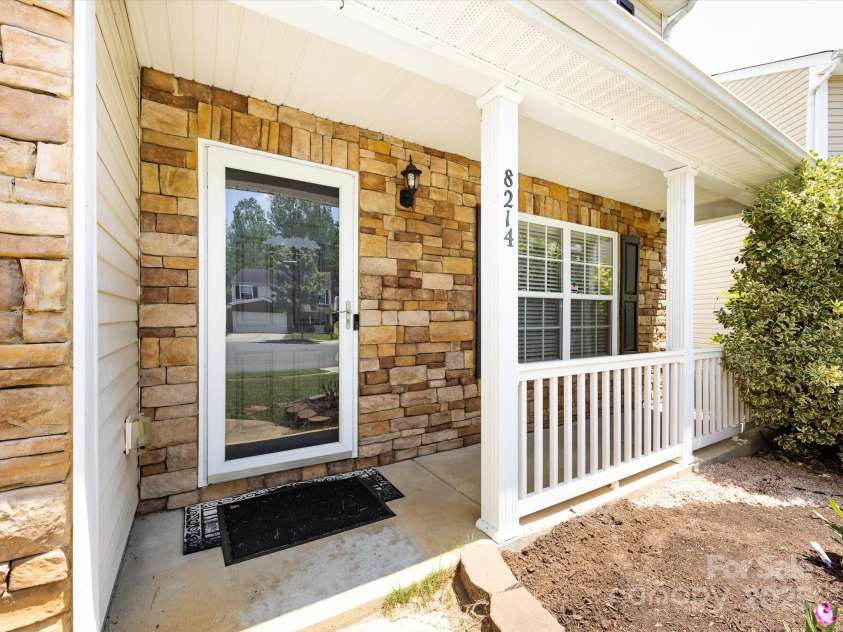 8214 Ainsworth Street, Charlotte, NC 28216.  MLS# CAR4283706, YatesRealty ID 31674. Welcome!
