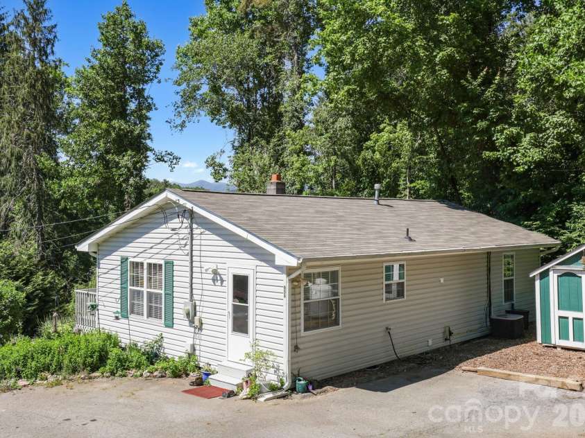658 Enka Lake Road, Candler, NC 28715.  MLS# CAR4395073, YatesRealty ID 31676. 