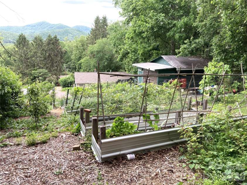 658 Enka Lake Road, Candler, NC 28715.  MLS# CAR4395073, YatesRealty ID 31676. 