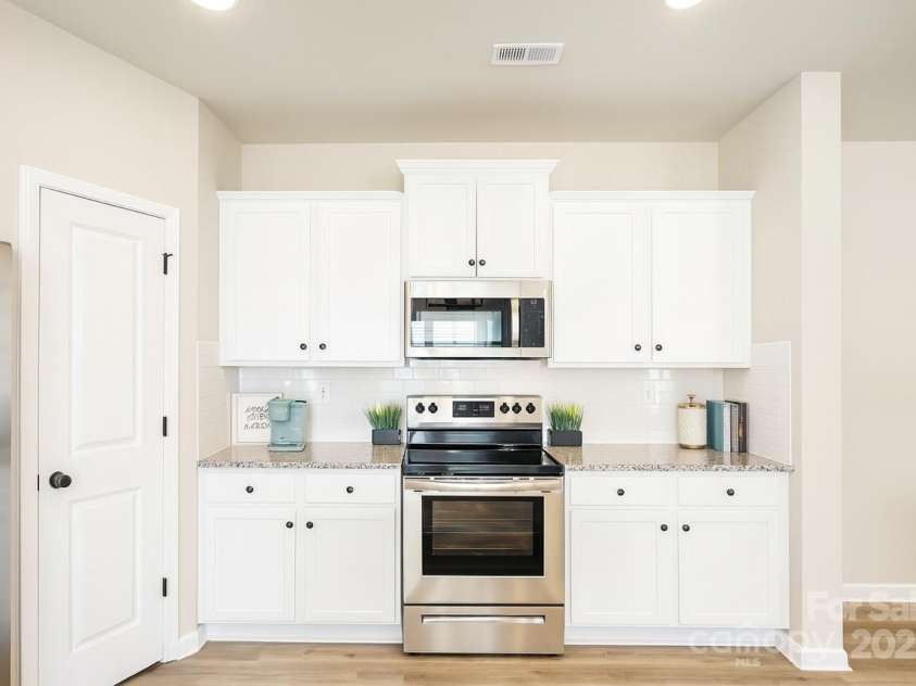 4040 Stoneygreen Lane, Charlotte, NC 28215.  MLS# CAR4284875, YatesRealty ID 31677. 