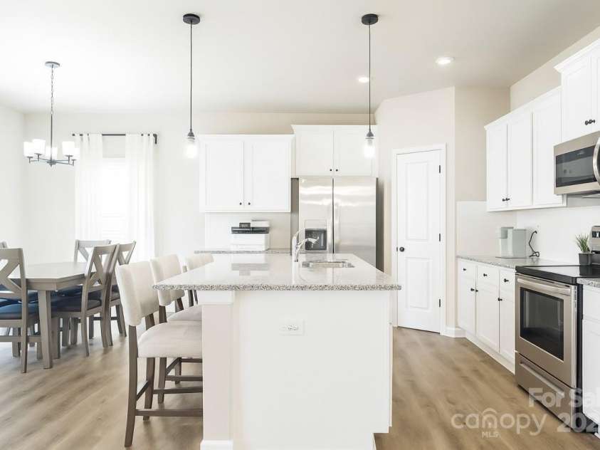 4040 Stoneygreen Lane, Charlotte, NC 28215.  MLS# CAR4284875, YatesRealty ID 31677. 