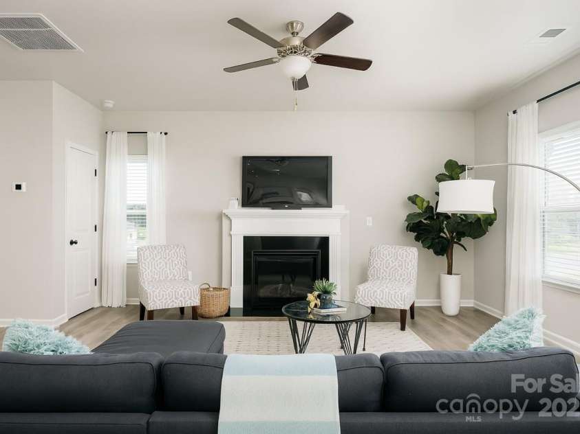 4040 Stoneygreen Lane, Charlotte, NC 28215.  MLS# CAR4284875, YatesRealty ID 31677. 