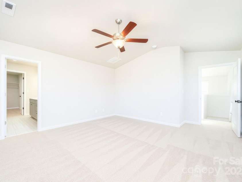 4040 Stoneygreen Lane, Charlotte, NC 28215.  MLS# CAR4284875, YatesRealty ID 31677. 