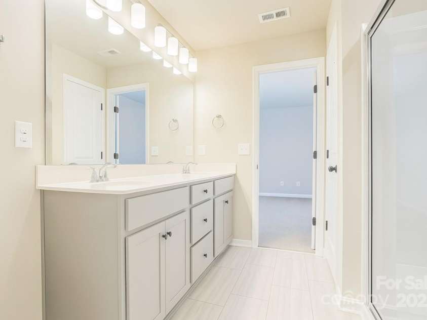4040 Stoneygreen Lane, Charlotte, NC 28215.  MLS# CAR4284875, YatesRealty ID 31677. 