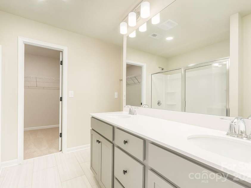 4040 Stoneygreen Lane, Charlotte, NC 28215.  MLS# CAR4284875, YatesRealty ID 31677. 