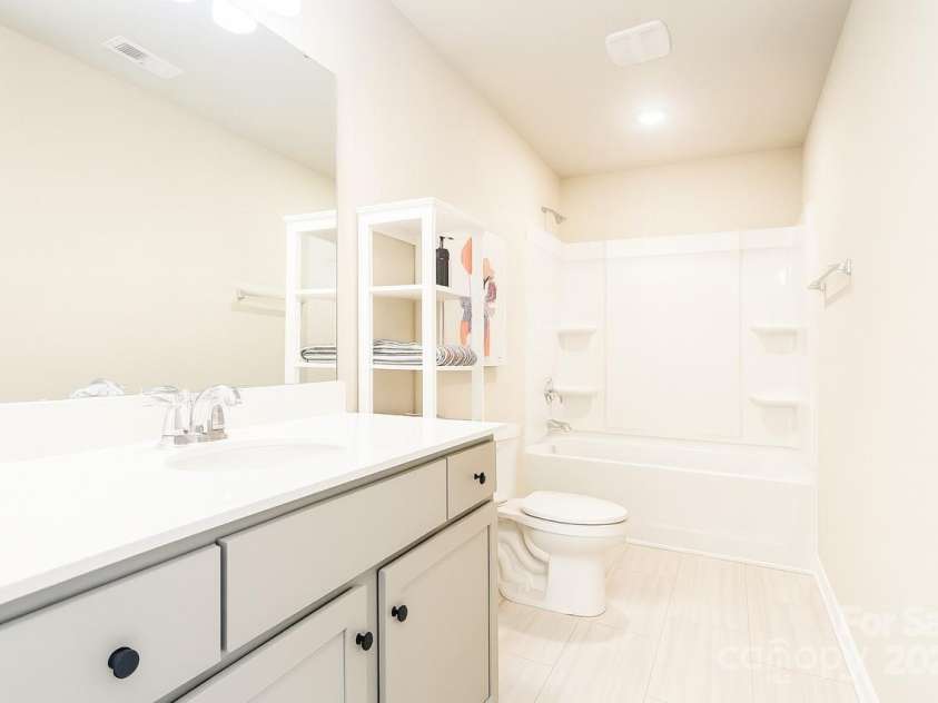 4040 Stoneygreen Lane, Charlotte, NC 28215.  MLS# CAR4284875, YatesRealty ID 31677. 
