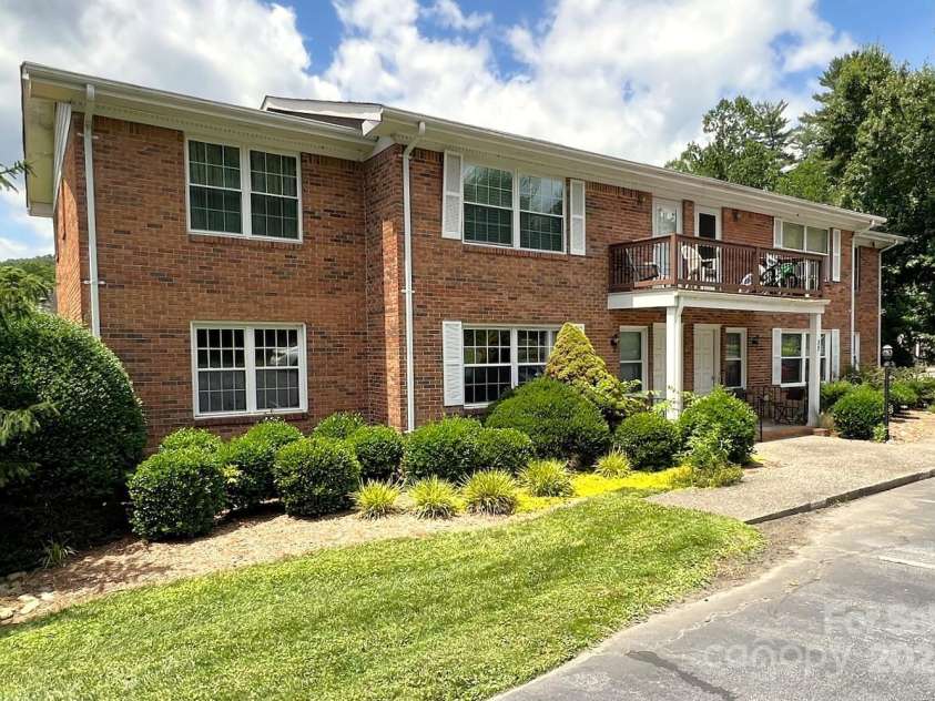 35 Capri Lane, Hendersonville, NC 28791.  MLS# CAR4273760, YatesRealty ID 3168. 