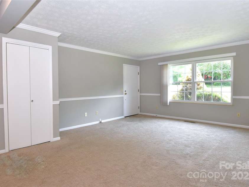 35 Capri Lane, Hendersonville, NC 28791.  MLS# CAR4273760, YatesRealty ID 3168. 