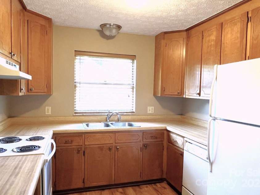 35 Capri Lane, Hendersonville, NC 28791.  MLS# CAR4273760, YatesRealty ID 3168. 