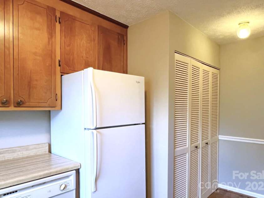 35 Capri Lane, Hendersonville, NC 28791.  MLS# CAR4273760, YatesRealty ID 3168. 