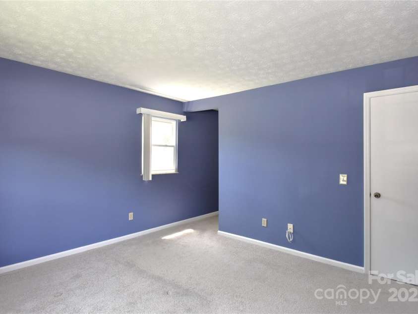 35 Capri Lane, Hendersonville, NC 28791.  MLS# CAR4273760, YatesRealty ID 3168. 