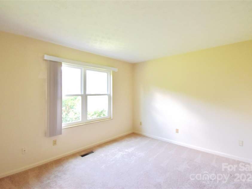 35 Capri Lane, Hendersonville, NC 28791.  MLS# CAR4273760, YatesRealty ID 3168. 