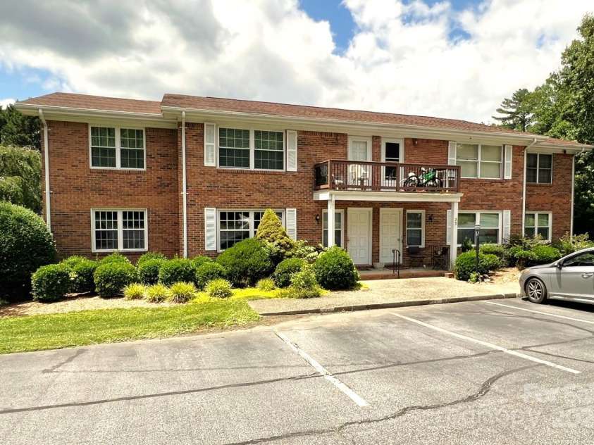 35 Capri Lane, Hendersonville, NC 28791.  MLS# CAR4273760, YatesRealty ID 3168. 