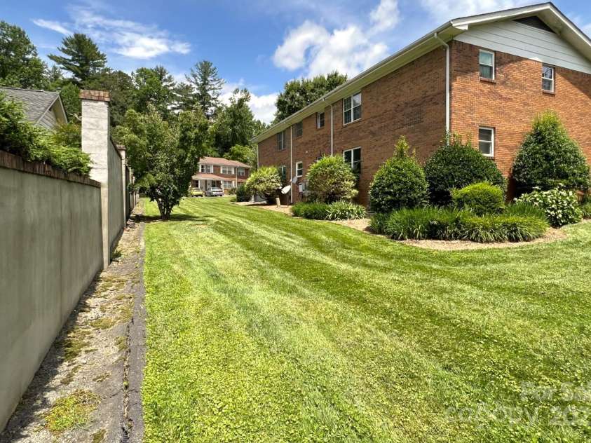 35 Capri Lane, Hendersonville, NC 28791.  MLS# CAR4273760, YatesRealty ID 3168. 